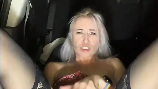 Siyah çoraplı ve mini etekli arabada canlı yayın