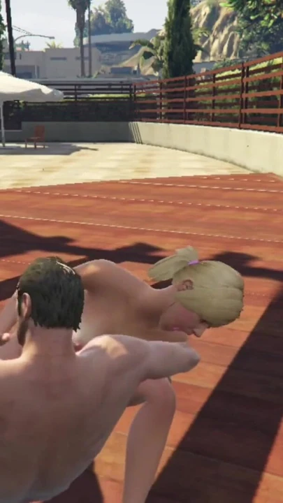 Moment spectaculaire de « Tracey De Santa baise avec trevor dans la cour de son voisin »