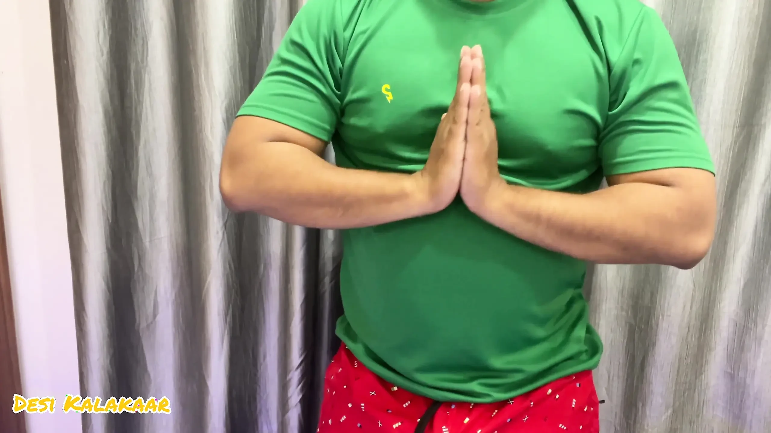 Desi Pervers granne tog Pados Bhabhis behå i sitt hem