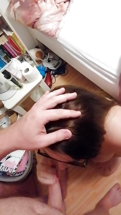 Gadis remaja berkacamata lagi asik nyepong kontol