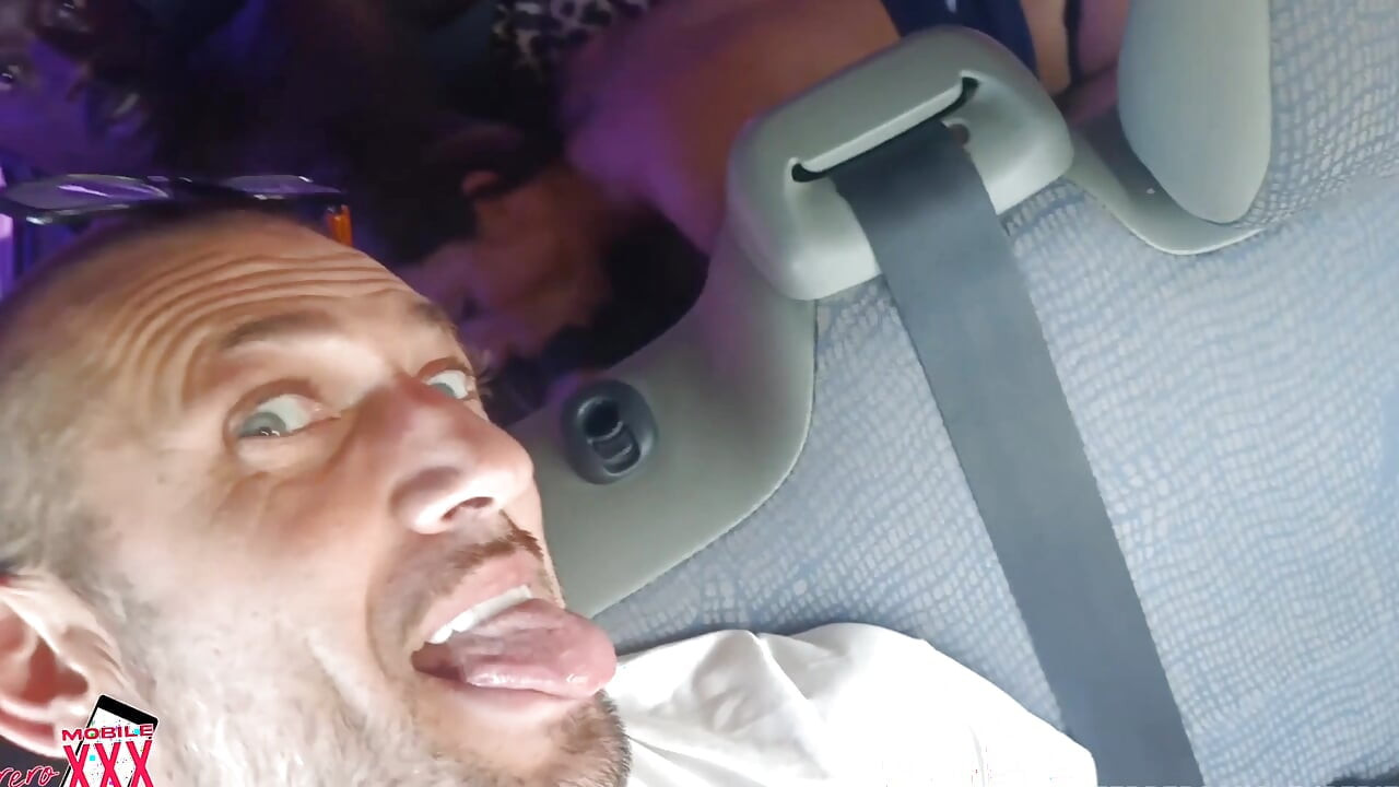 Cewek sange ini lagi asik dientot sama dua kontol raksasa pria kulit hitam di dalam mobil van