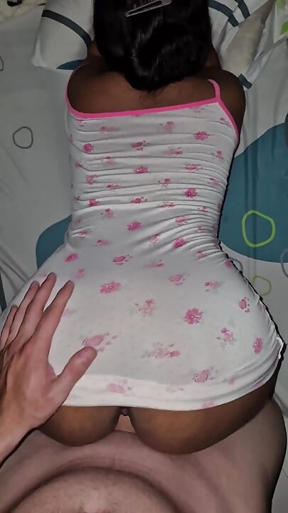 나는 쉬고 있었고 이웃은 내 안에 그의 큰 자지를 넣고 내 질에 모든 정액을 남겨 두라고 온다