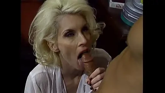 Шлюховатая винтажная милфа сосет большой жесткий член