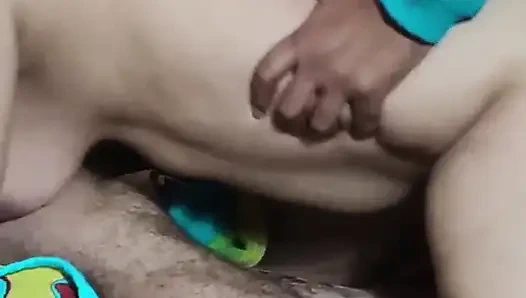 Arkadaşım hepsini filme alırken ateşli karıma döl veriyorum - gerçek amatör evli kadın değiş tokuş yapıyor