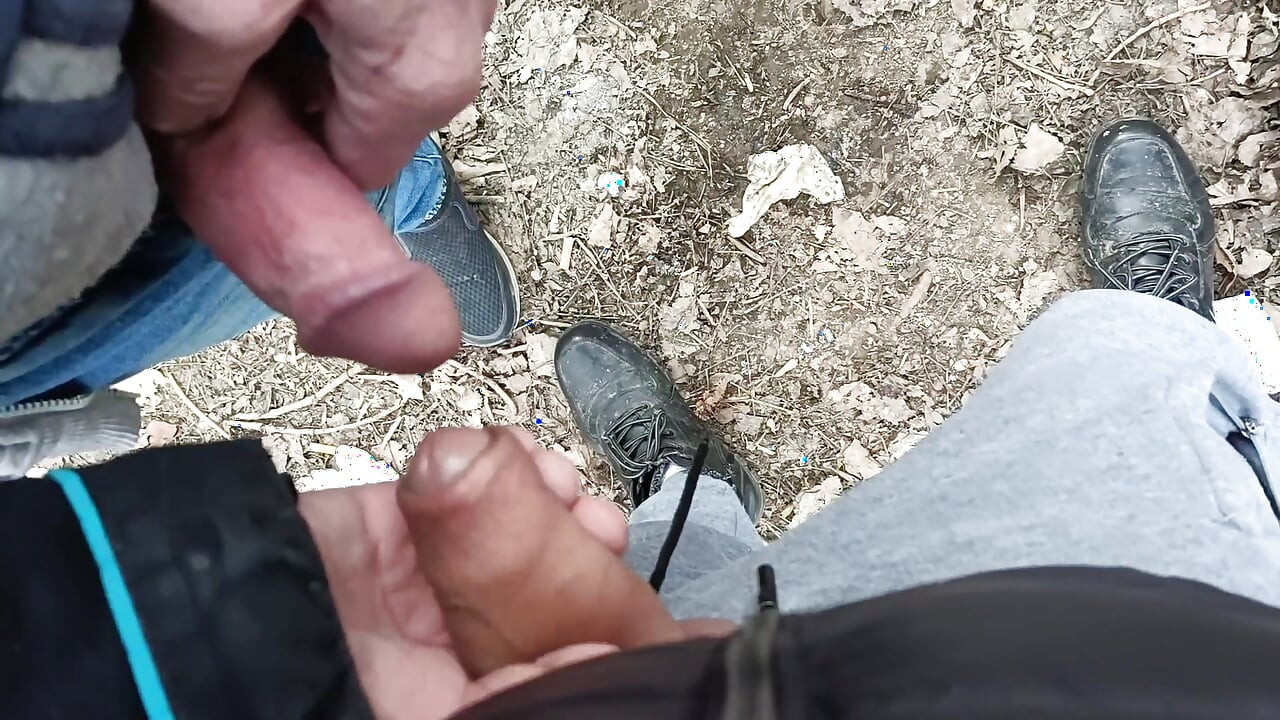 Yaşlı adam sünnet etimi sikiyor - sünnetsiz yarağın tadını çıkarıyor - sünnetsiz yarağa boşalma