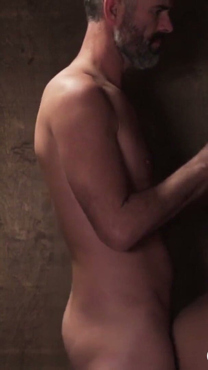 Twink se mărturisește cu muie umede și futai fără prezervativ | Clip 1
