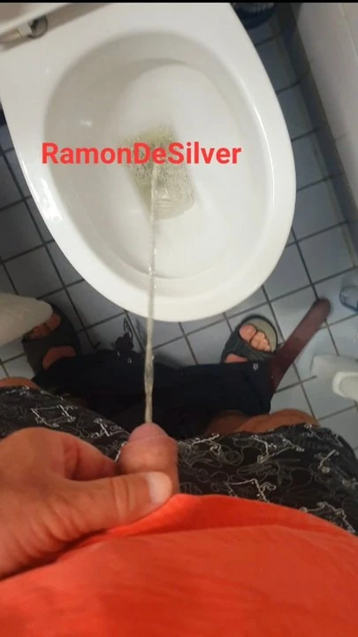 拉蒙大师必须快速撒尿，美味的香槟