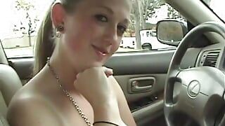 Couple sexy, pipe sur une voiture coquine