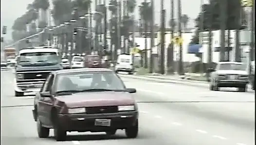 Yatak odasında büyük beyaz yarak üzerinde güzel arka amcık