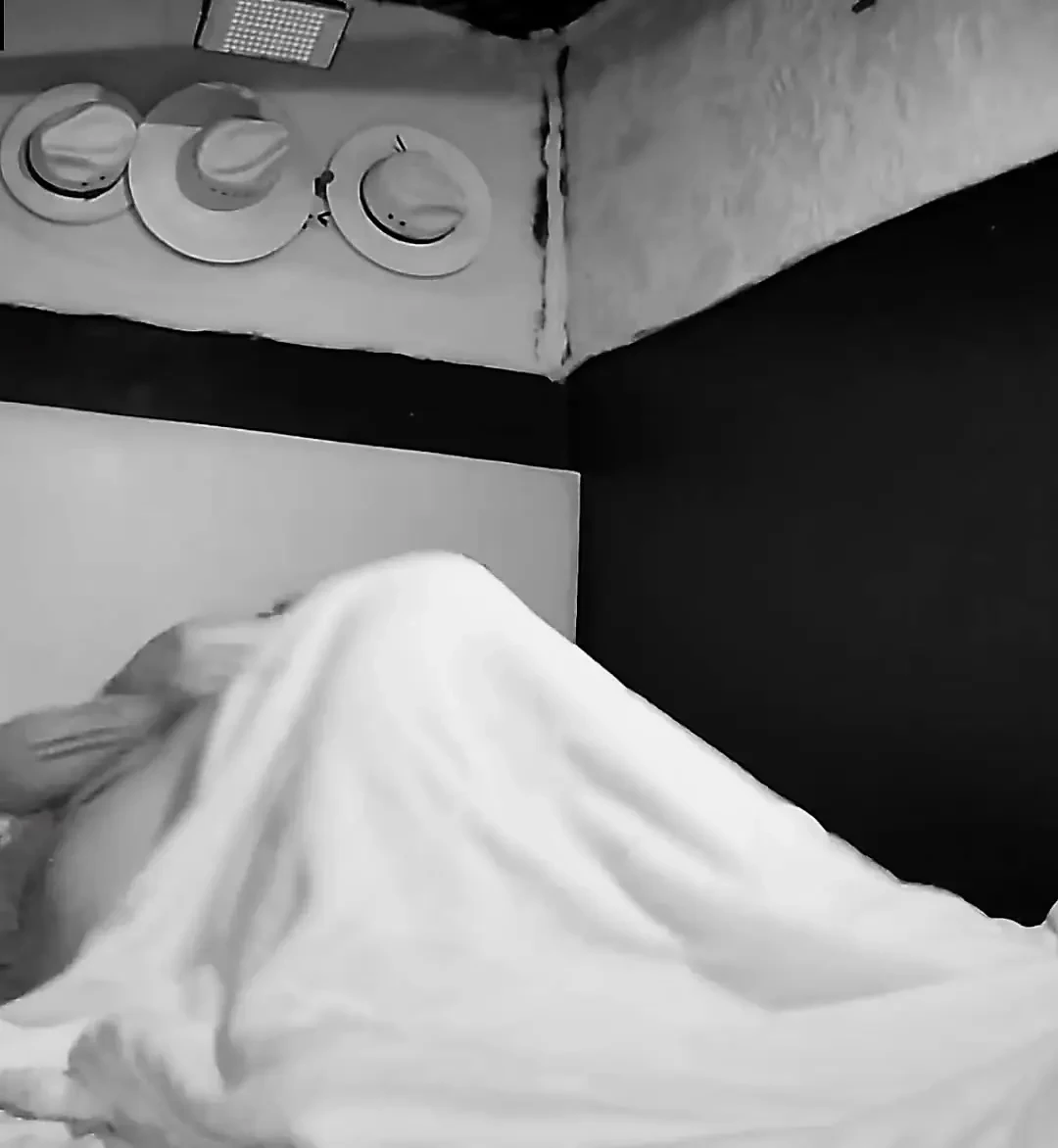 PUCHIS - HOT BRUNETTE SUCKING A COCK SWALLOWING IT ALL GIVING HER A PUSSY OR WAXED CUMMING