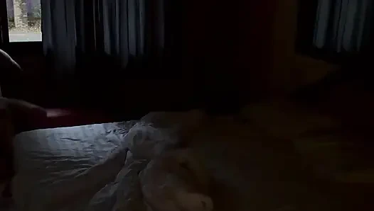 Karım gösteriş yapmayı seviyor.