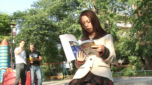 Twee jongens met een grote lul hebben een anaal trio met een opgepikt Japans meisje in Japan door in de mond klaar te komen