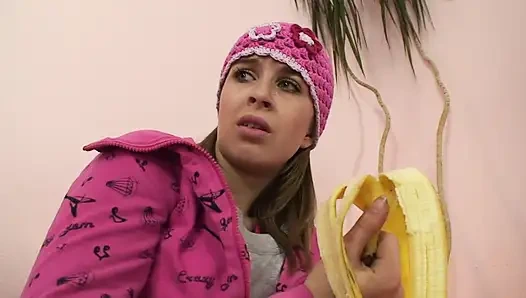 Милфы-блондинки сосут массивный член, затем их трахают, поочередно с камшотом для киски