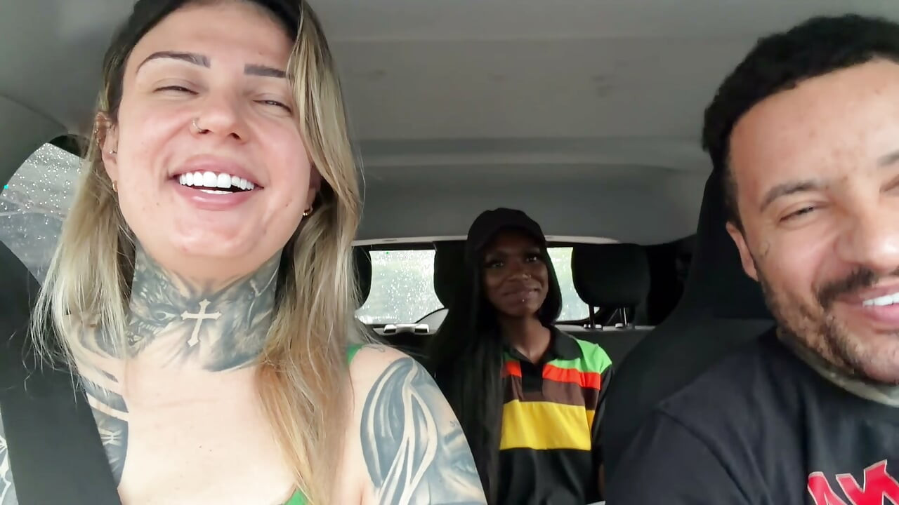 A la encargada de comida rápida le encanta la idea de ser actriz porno y me da coño y el cornudo de mi marido