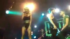 Rita Ora dá dança erótica aos fãs