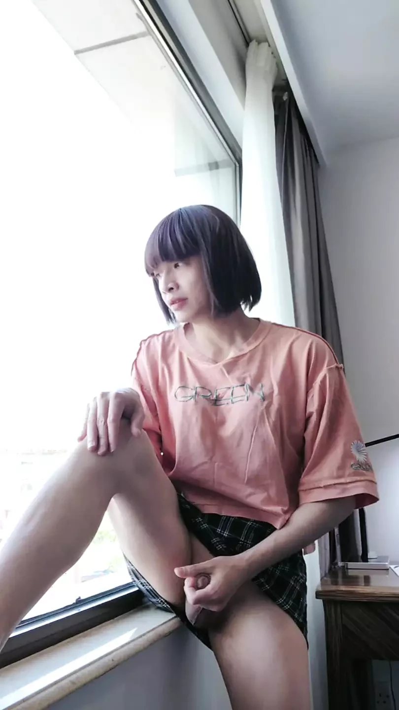 Shemale Ting Xuan si masturba vicino alla finestra dell'hotel