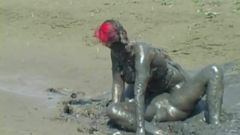 Briga de garotas suja na lama