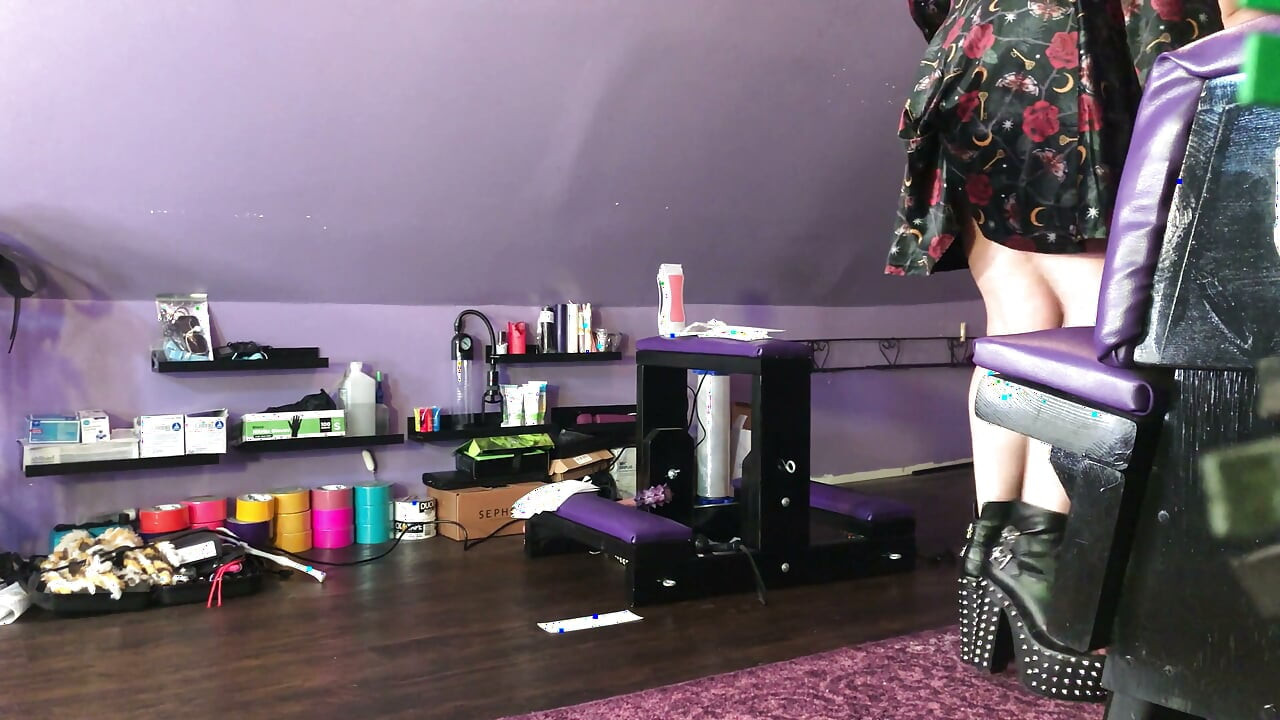 Pria domme ini ngeliat kaki cowok ini di kencan pertamanya