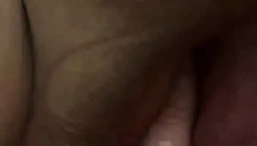 Bearbeite und fiste das quiekende geschwollene Fötzchen