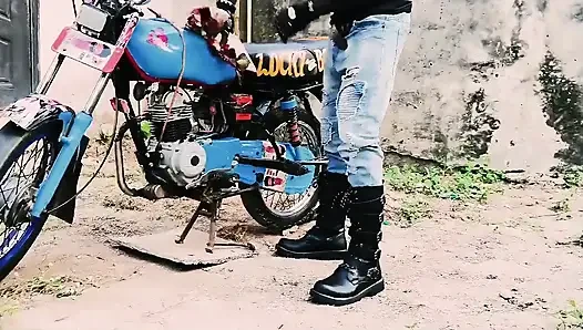 Bisiklette ayakta seks - minyon motorcu gangster umumi garajda erkeğini sikiyor