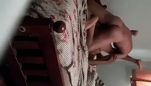 Kleines paar fickt singhalesisch