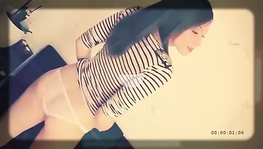 Charlotte si cewek hot inggris rambut pirang lagi asik telan sperma