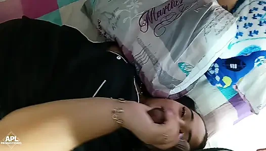 Я люблю наблюдать, как моя мачеха нажимает на ее киску, чтобы сделать ее мокрой перед скачкой на ней