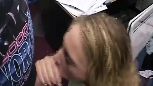 Sarışın hatun büyük yarağı gırtlağına kadar alıyor ve patlamaya yol açıyor