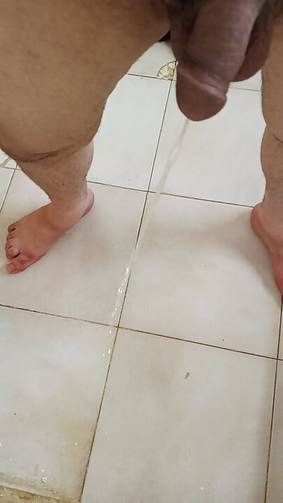 Fac pipi peste tot pe podeaua băii.
