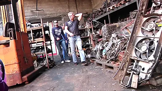 Araba etkinliğinde sikiş grup seks partisi, azgın amcıklar dolduruluyor!