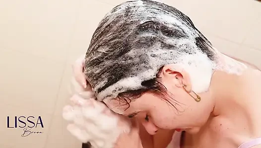 Pencucian rambut, kondom, dan berlumuran busa dengan celana kulit
