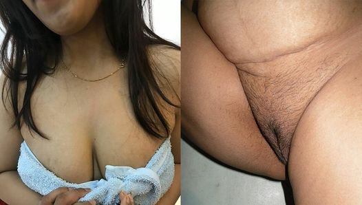 Elle a dévoilé ses gros nichons et sa chatte rasée. pendant qu'un gode a été inséré dans son trou vaginal
