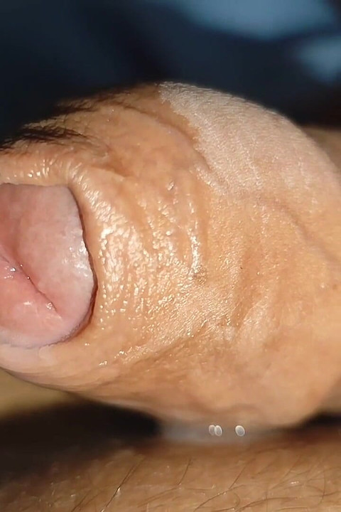 パパが包茎を開き、大きな負荷を受ける