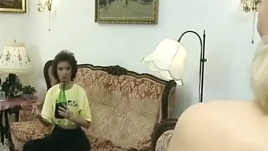 Эти немецкие тинки здесь, чтобы трахнуть в задницу в сексе вчетвером