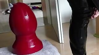 Látex crossdresser cadela amplia sua buceta anal com grandes plugs