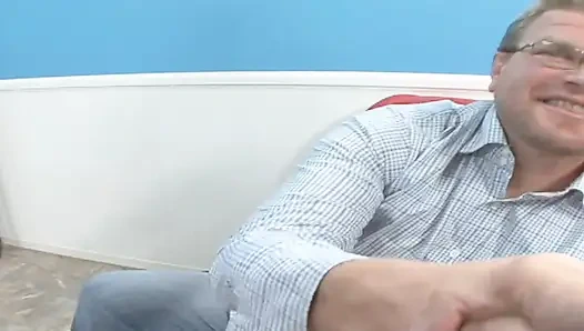 İri göğüslü milfcuckold kocasını genç bir adamla sikiyor