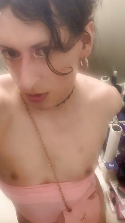 Puta trans sudorosa aceitada en precum rosa goteando y imaginando consolador es la polla dura de un hombre