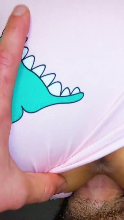 Mi hermanastra tímida en pijama tratando de cogerme | Clip 2