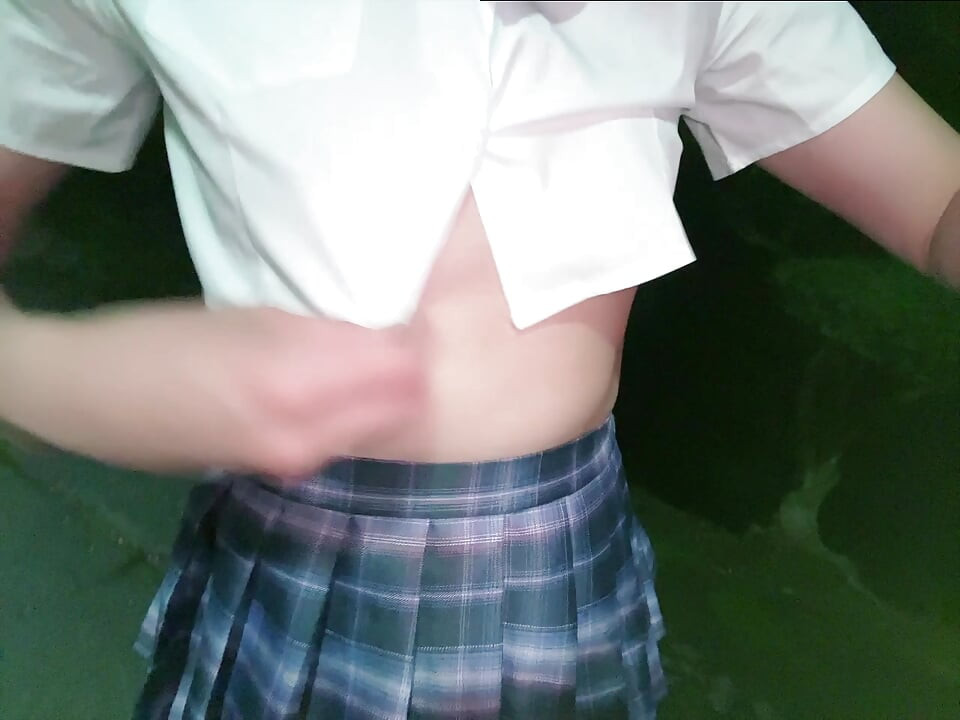 Făcând o plimbare noaptea târziu într-o uniformă școlară cu fustă mini
