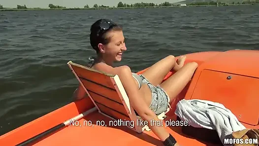 Pickups - ganz natürliche nikol wird auf einem boot geritten