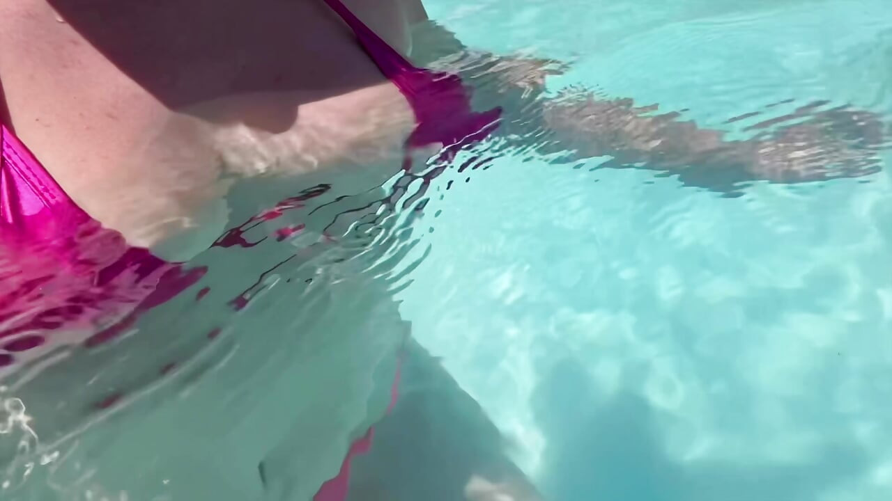 Artemisia Love mostrando seus peitos perfeitos suculentos usando um biquíni sexy na piscina