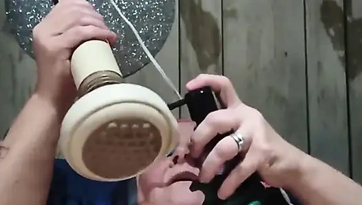 Cewek ini lagi muasin memek beceknya pakai dildo sampai bergetar