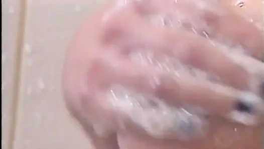 Wunderbare MILF hat spaß im whirlpool