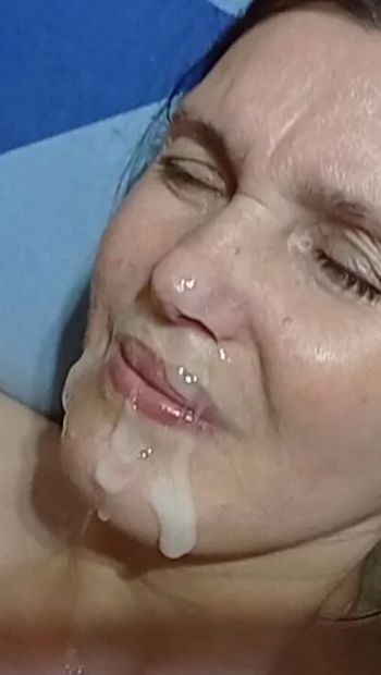 丈夫用精液填满他妻子的脸。