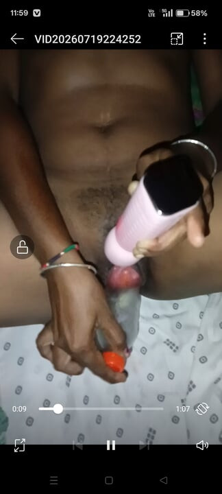 Bhabhi Ne chhoti botal chut mein Dal Diya