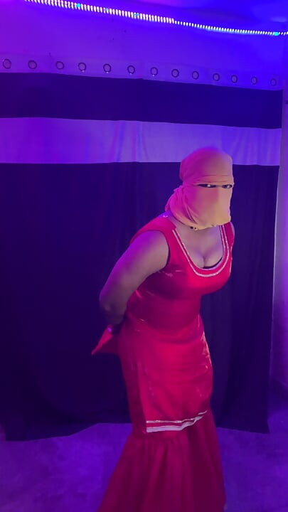 Crossdresser India dalam sharara sutera merah satin