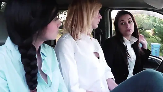 Bu sevimli kızlar şehvetli sikişleriyle seni hemen azdıracak