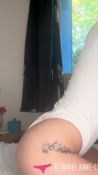 Vends-ta-culotte - Presentation of a sexy and sporty young French amateur woman with lingerie fitting | Clip 1