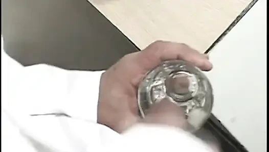 İki biseksüel erkek hemşire doktorda genç bir kızla yaramazlık yapıyor