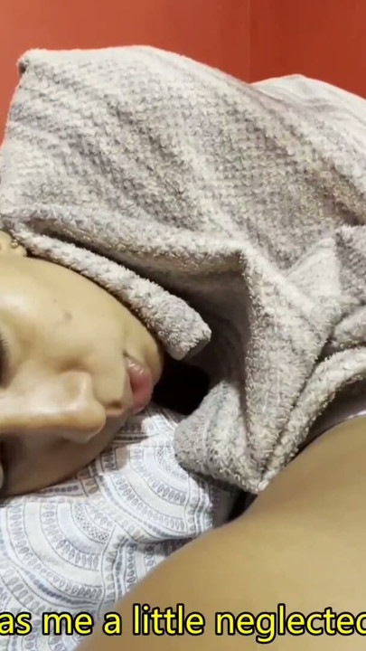 Ateşli üvey anne ve üvey oğlu yatağı paylaşır ve seks yapar. onu kedi içine cums. ingilizce altyazı | Klip 1